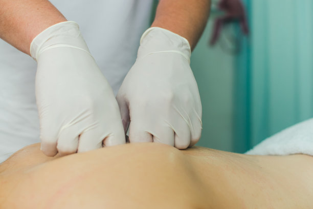 背部按摩库存照片图片下载