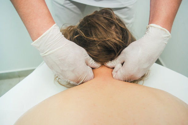 女人享受背部按摩库存照片图片下载