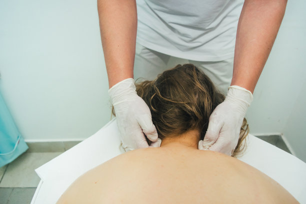 女人享受背部按摩库存照片图片下载