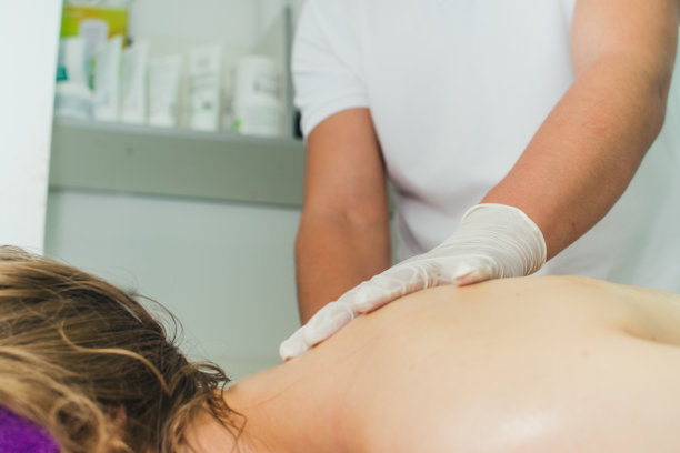 女人享受背部按摩库存照片图片下载