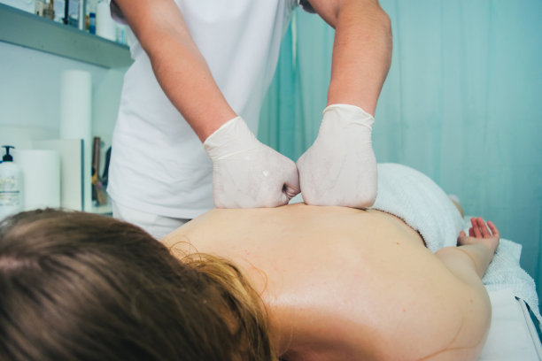 女人享受背部按摩库存照片图片下载