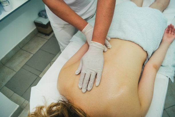 女人享受背部按摩库存照片图片下载