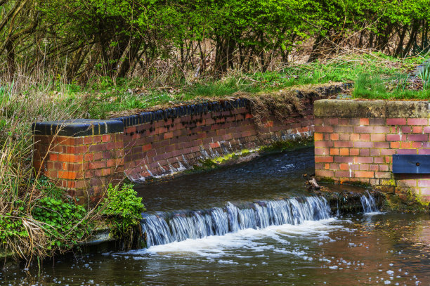 湖、河、水渠风景秀丽，英国伍斯特教堂和伯明翰伍斯特郡运河图片下载