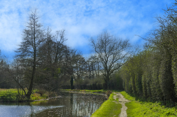湖、河、水渠风景秀丽，英国伍斯特教堂和伯明翰伍斯特郡运河图片下载