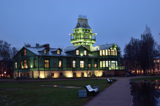 公园里的那座建筑在夜晚的灯光下闪闪发光图片下载