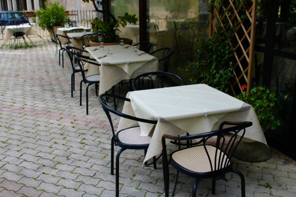 餐厅用餐区外有餐厅空桌椅图片下载