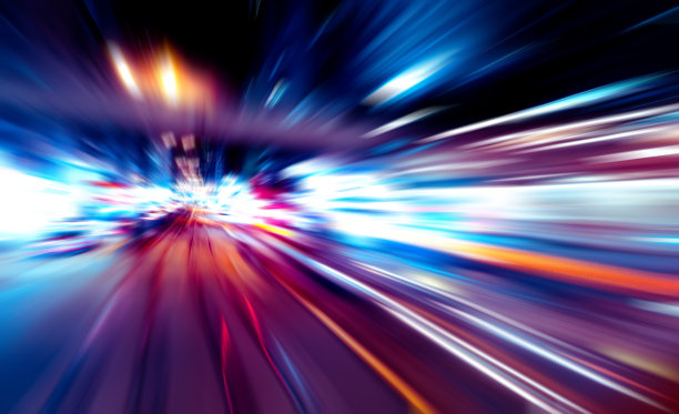 城市夜间交通灯轨迹的抽象图像图片下载