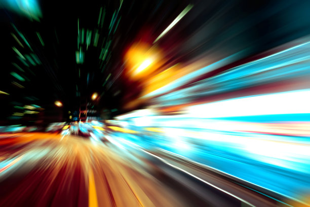 城市夜间交通灯轨迹的抽象图像图片下载