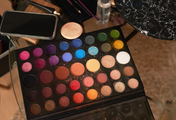 这是后台桌子上的化妆板、智能手机和其他工具的照片图片下载