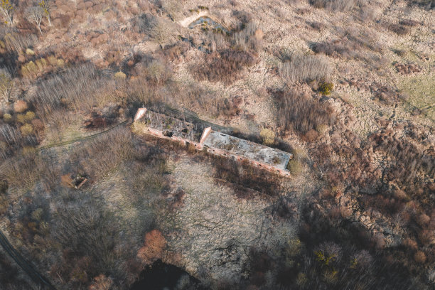 荒废的农场建筑鸟瞰图图片下载