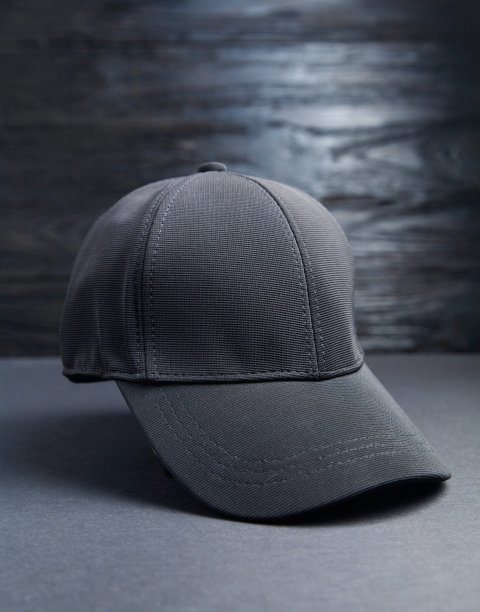 黑色背景上的棒球帽。图片下载