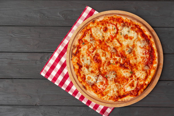 美味的披萨上的黑色木制背景俯视图图片下载