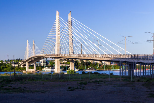 威拉米特河上的提利库姆过桥只对公共交通、自行车和行人开放图片下载