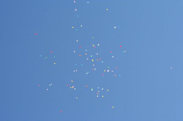 氦多色气球在蔚蓝的天空没有云图片下载