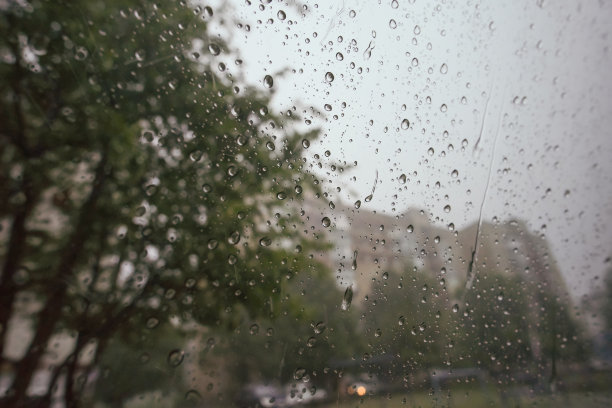 晚上挡风玻璃上有细雨图片下载