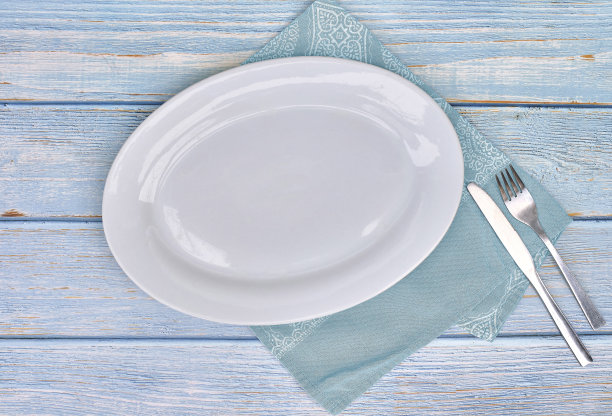 空盘子，勺子，叉和刀，俯视图图片下载