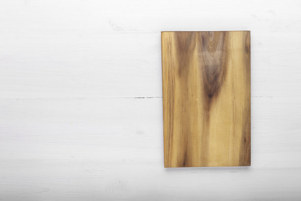 在木制背景上切割长方形的木板。空间的文本。图片下载