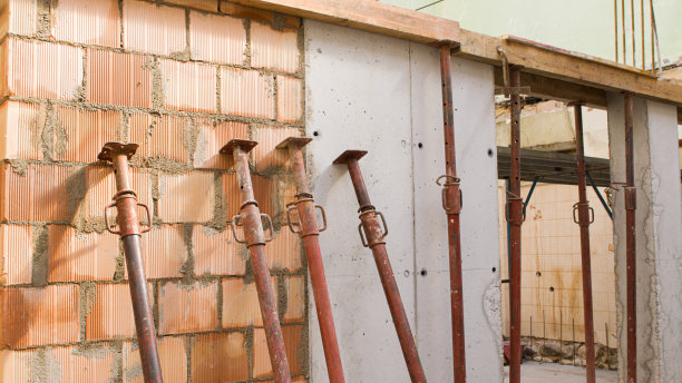 建筑工地的砖墙，有铁支柱和钢筋混凝土图片下载