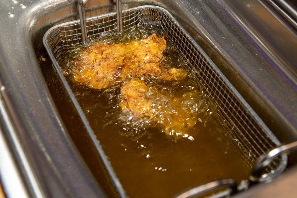 在油炸锅里煎的炸鸡图片下载