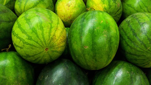 印尼生西瓜在超市展示图片下载