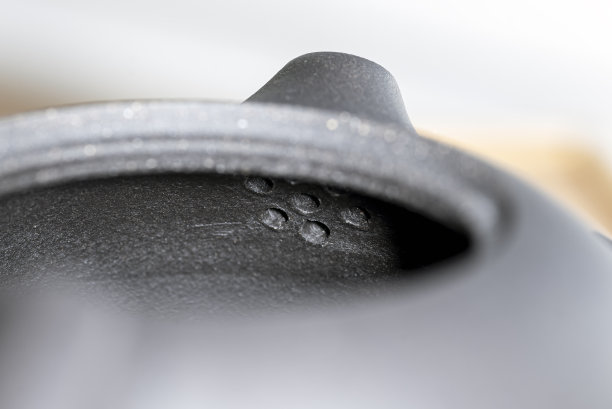 中国宜兴市黑色陶土茶壶上有小孔，壶嘴内有过滤网图片下载