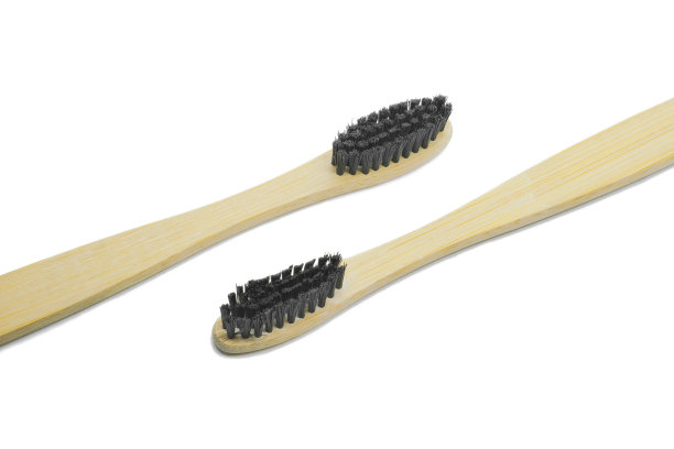 两个竹牙刷的黑色刚毛孤立在白色的背景。图片下载