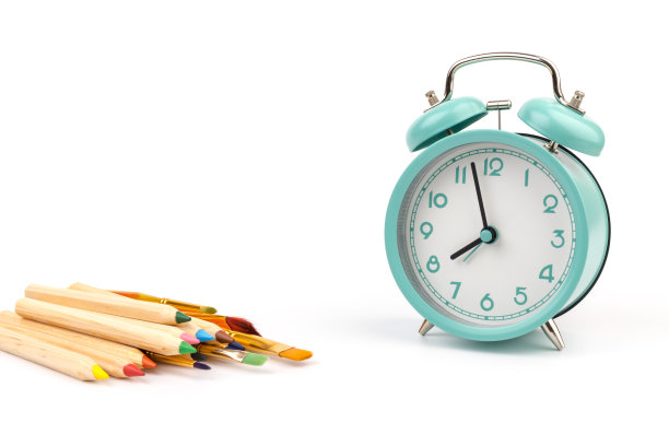 文具、返校、暑期、创意教育理念。用品-剪刀，白色背景的铅笔。图片下载