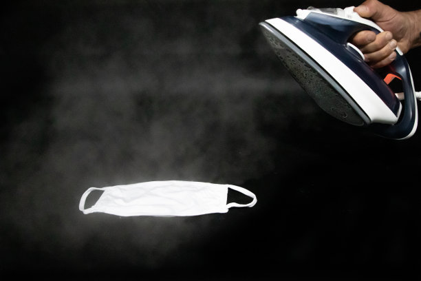 用熨斗消毒面罩，以防冠状病毒图片下载