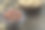 玻璃碗里有带壳的花生，桌上有带皮的花生。空间的文本。图片下载
