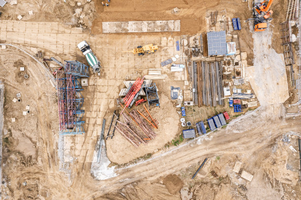 建筑工地的室外仓库。塔式起重机零件、材料及设备。空中俯视图图片下载
