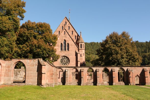 阳光明媚的秋日，在黑森林Hirsau前圣彼得和保罗修道院图片下载