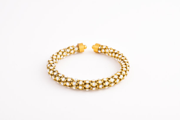 黄金手镯或卡达在白色背景，黄金手镯首饰图片下载