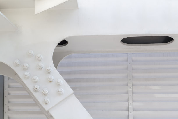 钢连接的紧密视图，强大的直横杆，桥梁连接。钢接头结构在施工现场被漆成白色图片下载