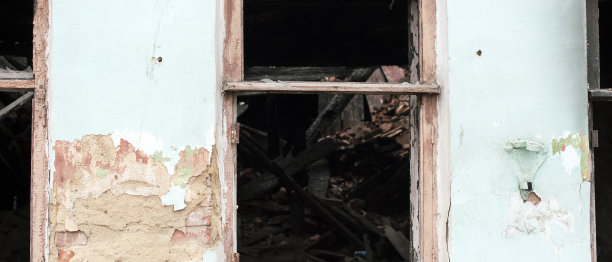 一幢被毁坏的老房子的一堵带有窗户的墙图片下载