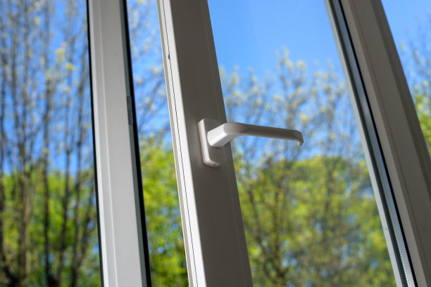 已打开的乙烯基塑料窗图片下载