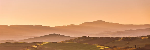 日出时的托斯卡纳山。典型的乡村景观。意大利托斯卡纳图片下载