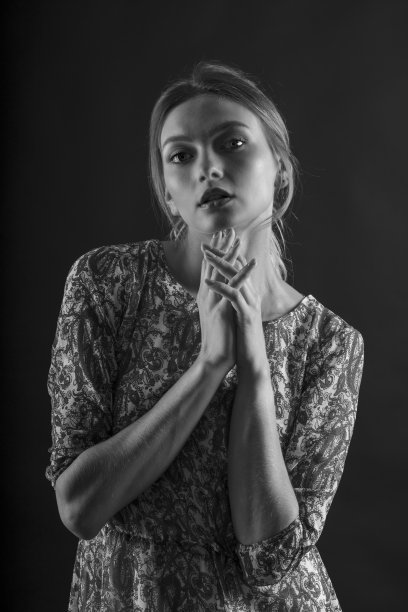 一个年轻女子的画室肖像图片下载