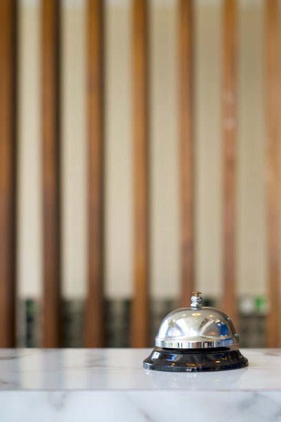 酒店服务台的银色服务铃。近距离图片下载