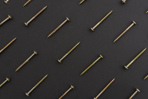 安装在黑色表面的螺丝图片下载