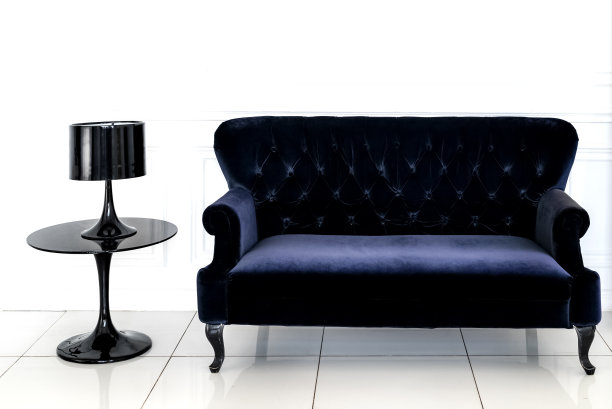 老式复古沙发和圆桌与复古灯的房间，白色墙壁图片下载