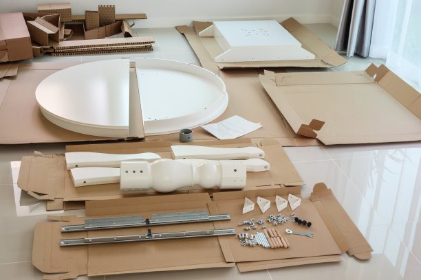 在家里组装木桌家具图片下载