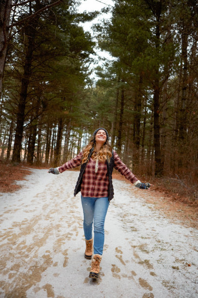 这是一个年轻女子在冬天的荒野中徒步旅行的照片图片下载