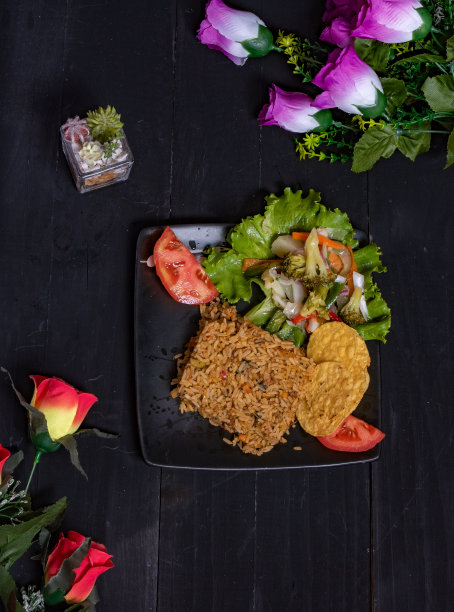 米饭配蔬菜和肉类，西红柿新鲜健康图片下载