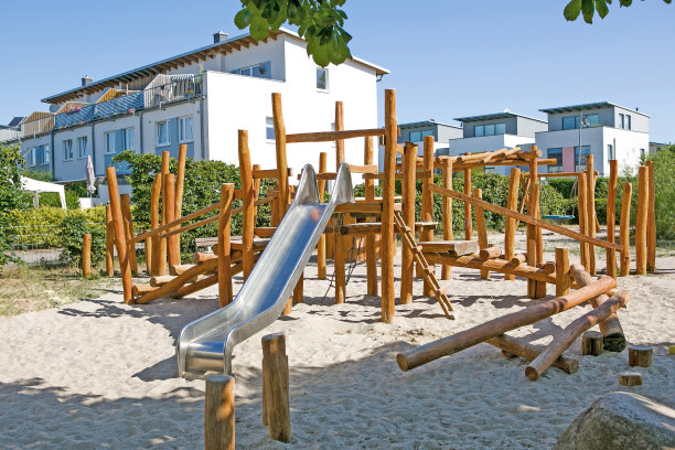 绿色儿童滑板由天然木材制成图片下载