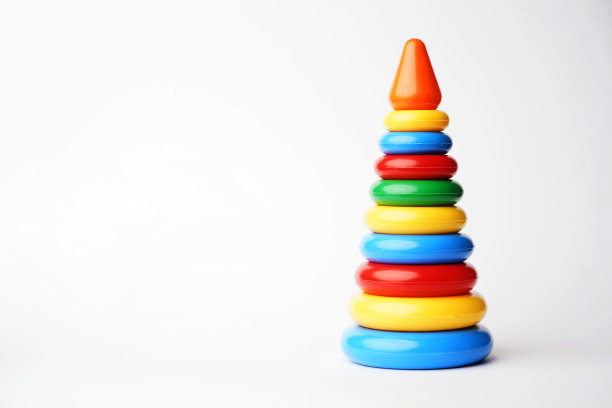 婴儿金字塔玩具在一个白色的背景与复制空间图片下载