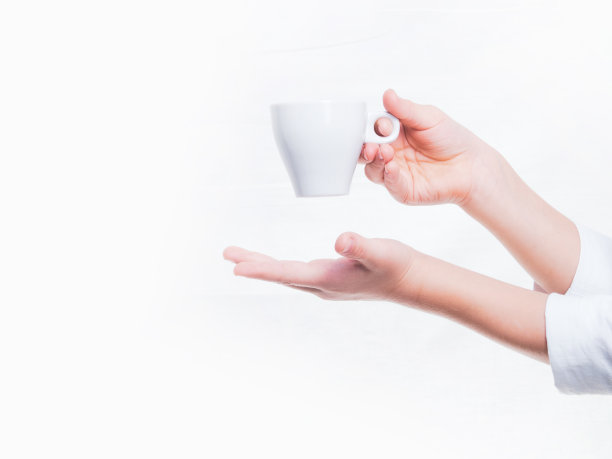 双手拿着咖啡杯，背景是白色图片下载