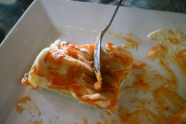 盘子上的照片上有一串涂着蛋黄酱和酱汁的烤肉图片下载