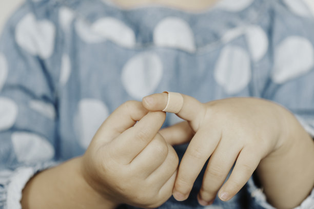 贴在Childs手指上图片下载