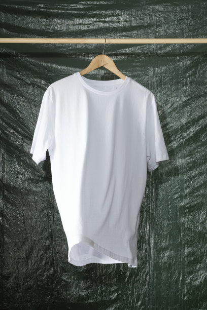 白色t恤挂在木制衣架上图片下载