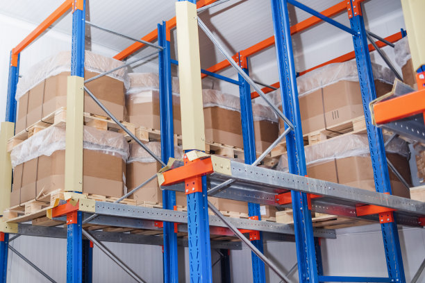 仓库或仓库和架子上有纸板箱。股票的照片。图片下载
